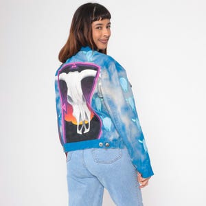 Vintage 90er Jahre Western Jeansjacke DIY Airbrushed Kuh Schädel Grafik Charms Distressed Blau Rot Bison Print Rodeo Westernstil