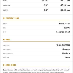 K&ouml;nnte beinhalten: Vintage Levi's Jeans aus den 2000er Jahren, als Small gekennzeichnet. Ma&szlig;e: L&auml;nge 76,2 cm, Achsel zu Achsel 58,4 cm, Taille 57,1 cm, Schulter 48,3 cm, &Auml;rmel 61,0 cm. Hergestellt aus 100 % Baumwolle.