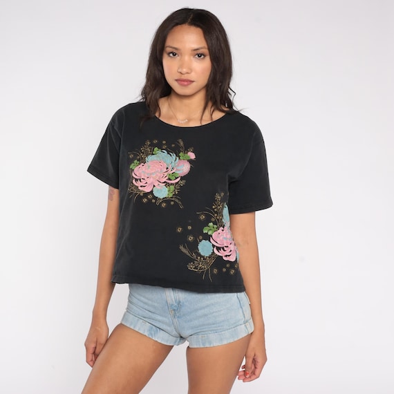 90s Chrysanthemum T-Shirt Black Cotton Top Pink Blue Floral Bouquet Pastel Graphic Gold Accent Short Sleeve Scoop Neck Cropped Medium M