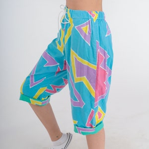 Pantacourt des années 80, pantalon court bleu surfeur, imprimé abstrait géométrique taille haute, cordon jaune rose violet, vintage des années 80, petit moyen image 4