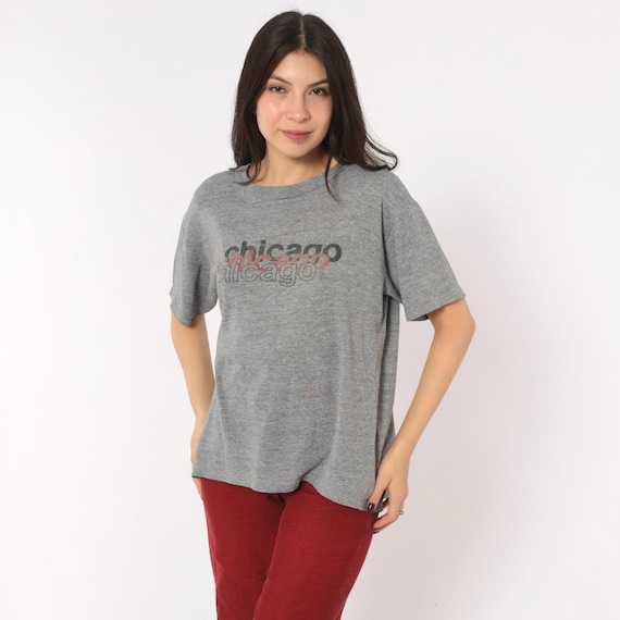 90s Chicago Graphic Tee Grey Heather Cotton Short Sleeve Crew Neck Souvenir T Shirt Boxy Fit Red Faded Travel Illinois Unisex Top Medium M