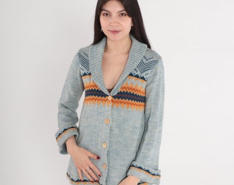 Fair Isle Cardigan 70er Jahre Blau Button up Strickpullover Bell-Sleeve gestreift isländischer Druck Schalkragen nordisch Acryl Vintage 1970s Medium M