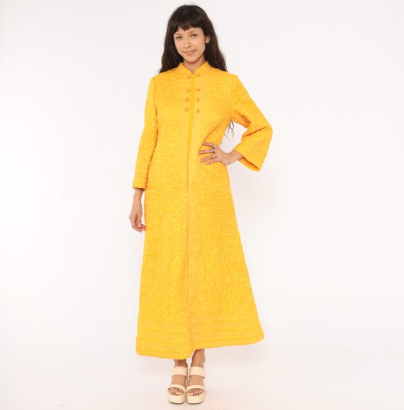 Quilted Maxi Robe 70s Golden Yellow Housecoat Mandarin Collar Floral Embroidered Duster Coat Mustard Long Sleeve Loungewear Vintage Medium M