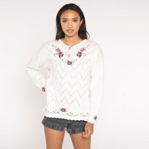 Haftowany kwiatowy sweter z lat 90. Biały sweter z wycięciem Pointelle Boho z perłowym guzikiem Henley Ramie bawełniany sweter Vintage Medium Large