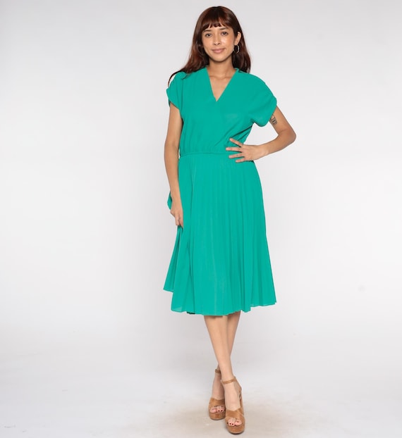 Green Pleated Dress 70s Emerald V Neck Dolman Sleeve Midi Accordion Pleat Skirt Vintage Flowy Disco Glamour Medium M