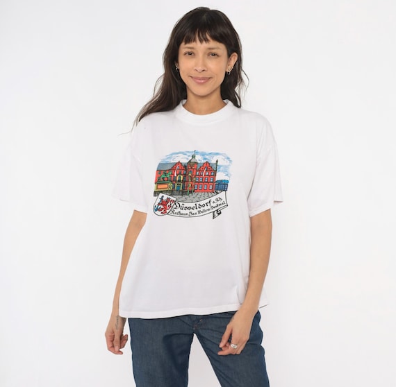 Düsseldorf Souvenir Tee 90s German City Graphic Print White Cotton Shirt Travel Tourist Europe Crew Neck Short Sleeve Vintage Large L