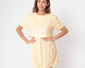 Vestido amarillo con ojales, años 90, con bordados florales, minivestido recto, retro, manga corta, sencillo, primaveral, elegante, básico, pastel, vintage, años 90, mediano