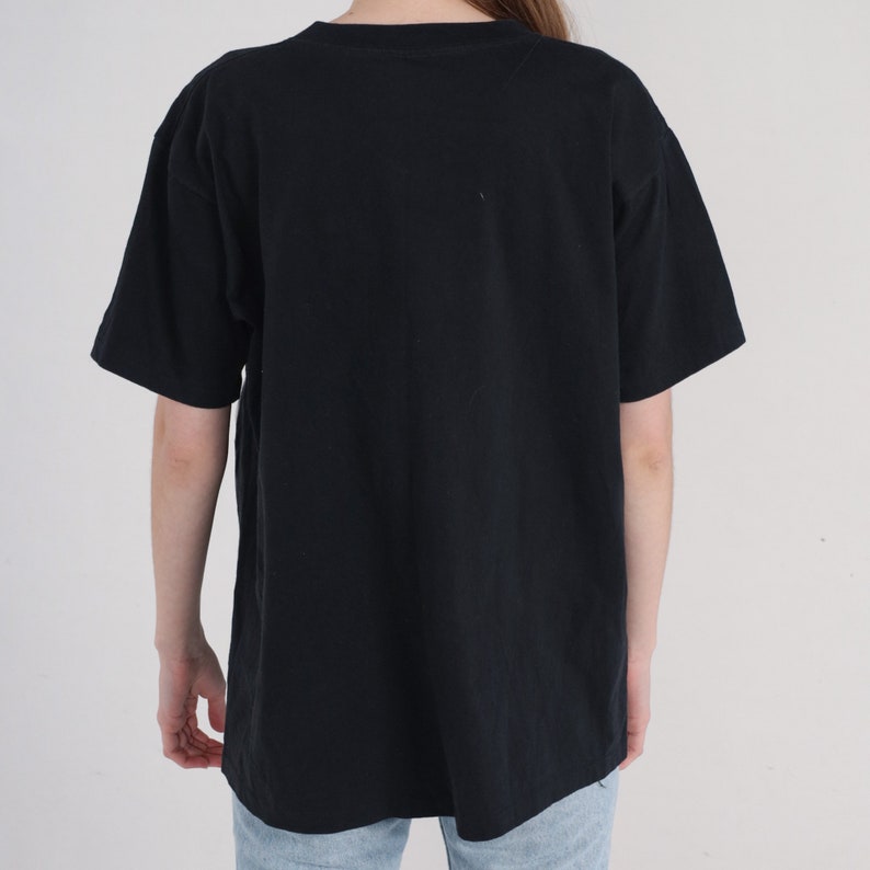 以下が含まれることがあります： クルーネックの黒の半袖Tシャツ