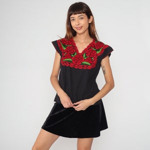 Blouse florale mexicaine des années 90 Haut brodé noir Paysan Hippie Chemise de tente à manches courtes Été Puebla Festival Fleur rouge vintage années 1990 Petit image 2