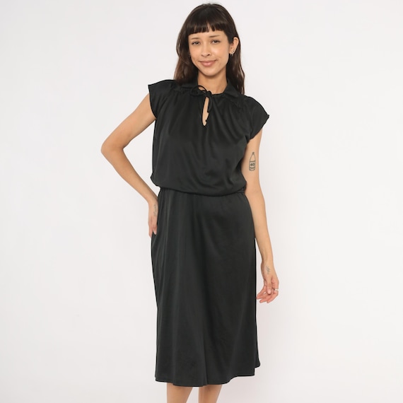70s Black Tie Neck Dress Cap Sleeve Blouson Bodice Gathered Waist Keyhole Neckline Collar Minimalist Sleeveless Frock Dark Vintage Large L