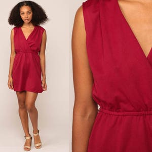 70er Jahre Kleid Boho Grecian Party Mini Tiefem V-Ausschnitt WRAP Hohe Taille 1970er Jahre Drape VINTAGE Ärmellos Burgund Rot Boho Cocktail Mittelgroß