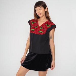 Blouse florale mexicaine des années 90 Haut brodé noir Paysan Hippie Chemise de tente à manches courtes Été Puebla Festival Fleur rouge vintage années 1990 Petit image 4