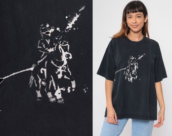 Jaren '90 Distressed Knight Shirt Bleach Art Tee Middeleeuws Paard Shirt Grafische T Shirt jaren 1990 Vintage Retro Tee Fantasy Zwaard Zwart Extra Groot xl