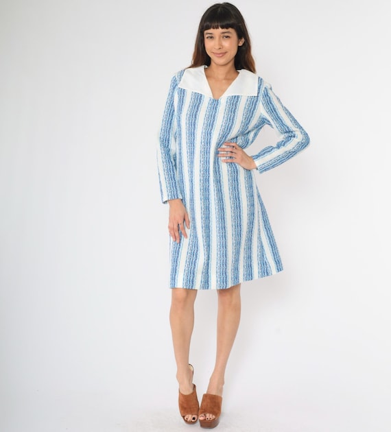 70s Shift Dress Striped Retro Mod White Blue Long Sleeve Knee Length Mini Collared V Neck Casual Vintage 1970s Medium M