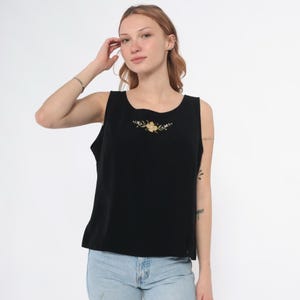 Blommigt broderat linne med 90-talsmönster, svart, guld, ärmlös, rund halsringning, minimalistisk, ren, tjej, estetisk, vintage, enkel, grundläggande, upphöjd, stor L