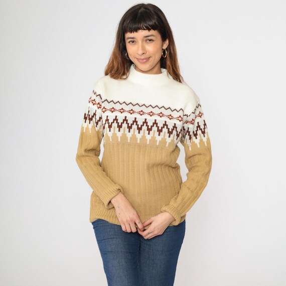 70s Tan Ski Sweater Boho Nordic Geometric Fair Isle Inspired 80s Mock Neck Knit Sweater Vintage 1970s Bohemian Pullover Jumper Small S