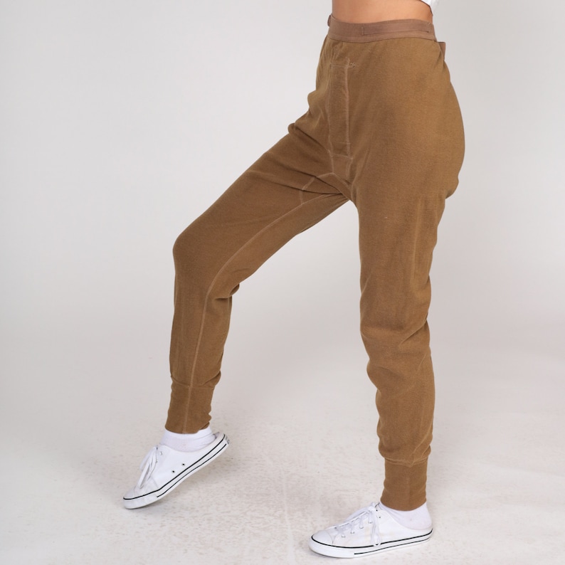Op de afbeelding: Een broek van bruine thermische onderkleding. De broek is gemaakt van een zachte, comfortabele stof en heeft een ontspannen pasvorm.