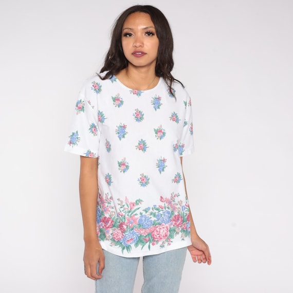 Floral T-Shirt 90s Cottage Garden Print White Tee Pink Blue Flowers Border Print Short Sleeve Summer Spring Vintage Romantic Feminine Medium