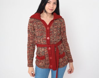Cárdigan teñido espacial rojo, suéter de punto con botones y cinturón de los años 70, acanalado, hippie, acogedor, retro, bohemio, otoño, acrílico, prendas de punto vintage de los años 70, mediano, M