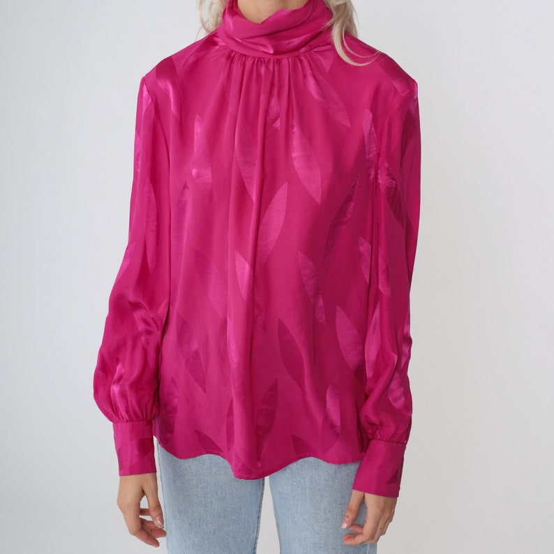 Pink Silk Blouse 80s Secretary Top Long Balloon Sleeve High Mockneck Embossed Leaf Print Mock Neck Turtleneck Shirt Vintage 1980s Small S immagine 6