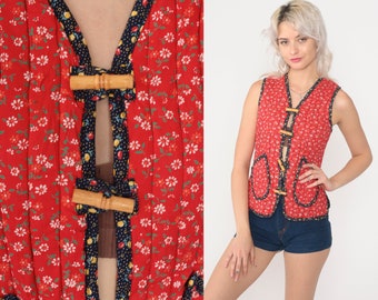 Gewatteerd Bloemenvest Jaren '70 Rood Calico Print Hippie Boho Vest Mouwloos Festival Toggle Button Up Boho Top Jaren '70 Boho Extra Klein xs 0