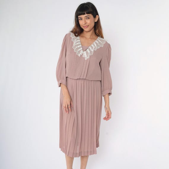 Vintage 80s Mauve Pleated Dress Lace Collar Midi Long Sleeve Cottagecore Romantic Blouson Secretary Elastic Waist 1980s Medium M
