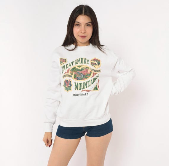 Great Smoky Mountains Sweatshirt 90s Nature Graphic Crewneck White Pullover Maggie Valley North Carolina Forest Green Vintage Medium M