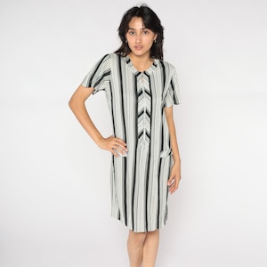 Striped Shift Dress 70s Black White Mini Dress Mod Chevron Print Short Sleeve Zip Up Minidress 60s Seventies Day Vintage 1970s Medium M