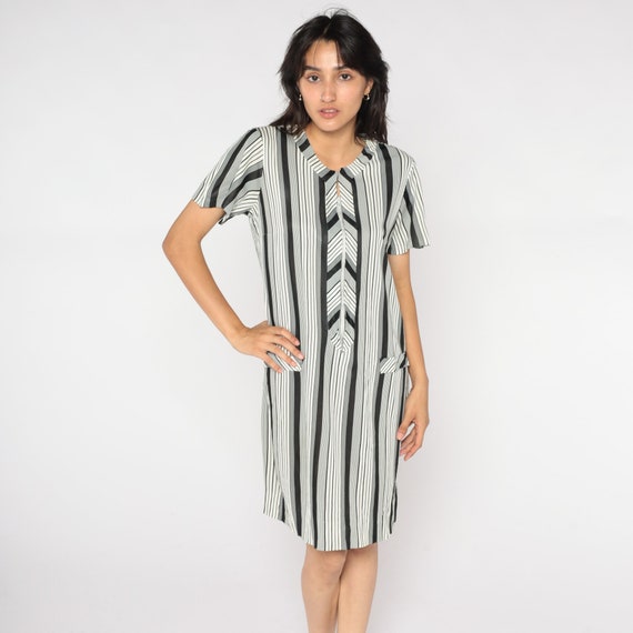 Striped Shift Dress 70s Black White Mini Dress Mod Chevron Print Short Sleeve Zip Up Minidress 60s Seventies Day Vintage 1970s Medium M