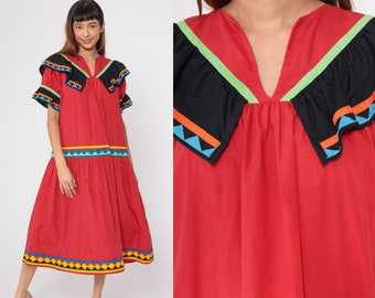 Robe bohème des années 90 rouge midi imprimé losanges géométrique col à volants manches bouffantes d'été fluide d'inspiration péruvienne vintage des années 1990 grand L