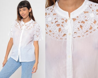 Chemisier blanc ajouré des années 90 boutonné fleuri brodé chemise festonnée haut semi-transparent à manches courtes boutonné vintage des années 1990 grand