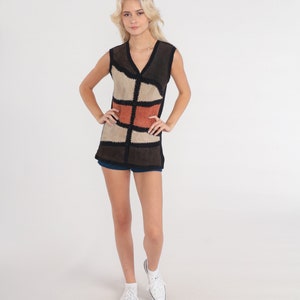 K&ouml;nnte beinhalten: Eine &auml;rmellose Weste mit Patchwork-Muster in Braun, Beige und Orange. Die Weste hat einen V-Ausschnitt und ist aus Wildleder.
