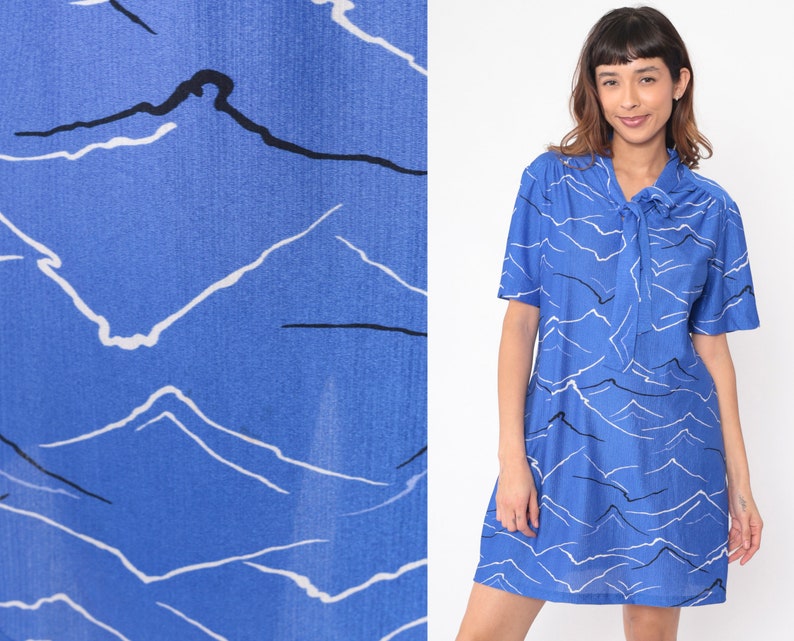 Mountain Print Dress 70s Blue Mini Dress Ascot Necktie Abstract Print Day Dress Short Sleeve Neck Tie Pussy Bow Day Vintage 1970s Large L image 1