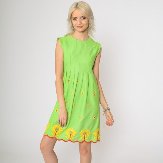 60s Embroidered Floral Dress Shift Mini Dress Mod Lime Green Sunflower Scalloped Hem 1960s Boho Vintage Sleeveless Twiggy Extra Small xs