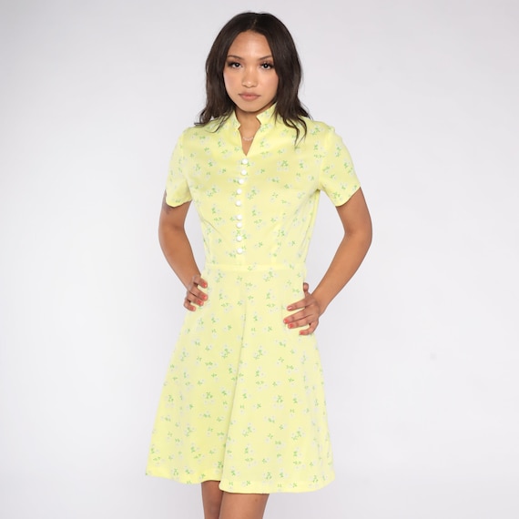 1970s Mini Dress Yellow Floral Print 60s Mod Dress 70s Boho High Waisted Twiggy Short Sleeve Vintage Mandarin Collar Button Up Small