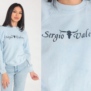 Sergio Valente Sweatshirt 90er Jahre Hellblau Raglan Ärmel Pullover Steer Skull Logo Grafik Designer Distressed Verblasst Vintage 1990er Jahre Medium M