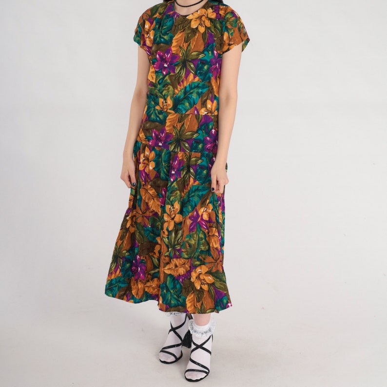 Robe fleurie tropicale des années 90, robe mi-longue taille basse à manches courtes Hibiscus fleur feuille imprimé violet vert jaune vintage des années 1990 Medium 8 image 7