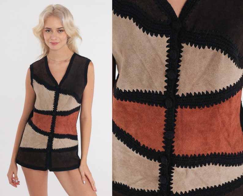 K&ouml;nnte beinhalten: Eine braune, schwarze und rostfarbene Wildlederweste mit H&auml;kelbesatz. Die Weste hat einen Knopfschlie&szlig;e vorne und ein geometrisches Patchwork-Design.
