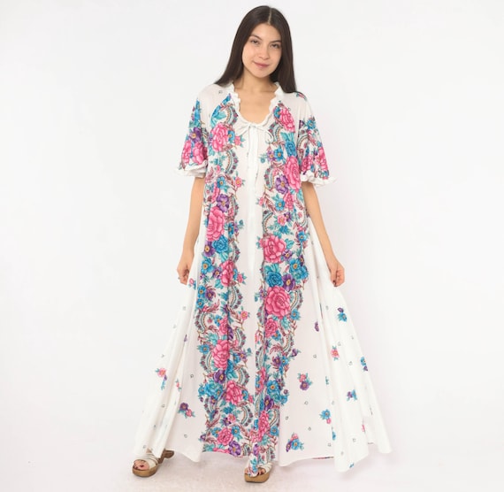 80s Floral Housecoat White Pink Blue Rose Robe Ruffle Neckline Front Zip Short Sleeve Cottagecore Kaftan Loungewear Duster Medium To Large