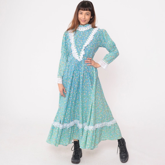 Long Prairie Dress 70s Floral Maxi Dress Blue Lace Trim High Waisted Hippie Cottagecore Peasant Cotton Vintage 1970s Medium