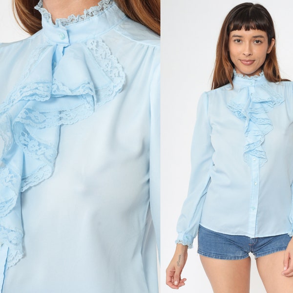 Chemise à volants bleu bébé années 70 Tuxedo Button Up Jabot Collar Blouse Lace Secretary Shirt Victorien Long Puff Sleeve Top vintage années 1970 Small S