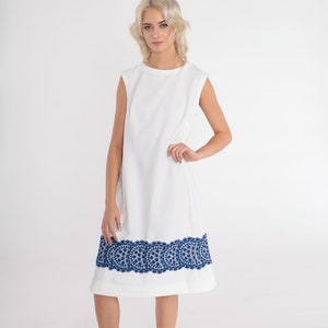 White Shift Dress 70s Mod Dress Blue Geometric Floral Mandala Print Seventies Sleeveless Knee Length Midi Retro Summer Vintage 1970s Medium