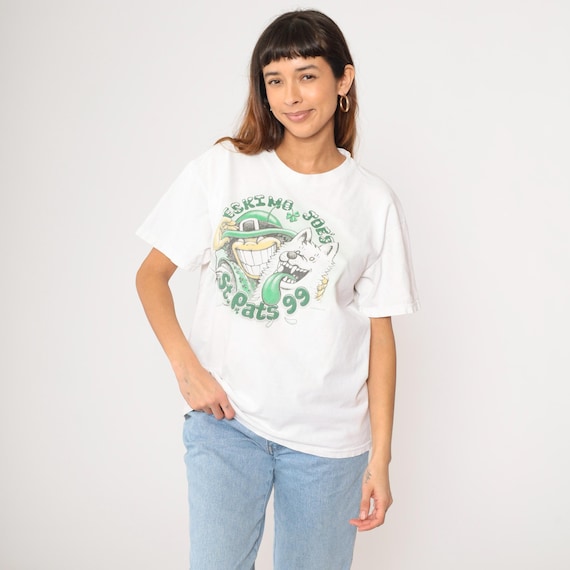 Vintage 90s Eskimo Joe's T-Shirt St. Patrick's Day '99 Green Happens Graphic Dog Shamrock Stillwater Oklahoma 1999 Large L
