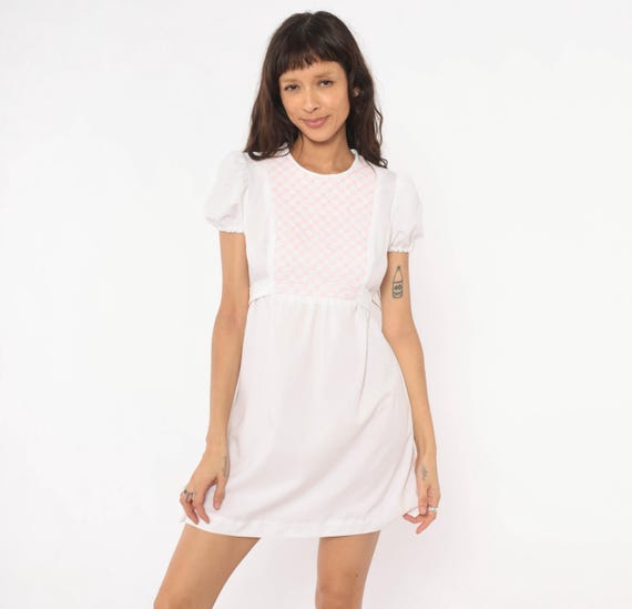 70s Puff Sleeve Mini Dress White Pink Quilted Bib Babydoll Coquette Tie Back A Line Sears Jr Feminine Prairie Cottagecore Vintage Small S