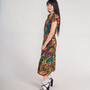 Robe fleurie tropicale des années 90, robe mi-longue taille basse à manches courtes Hibiscus fleur feuille imprimé violet vert jaune vintage des années 1990 Medium 8 image 4