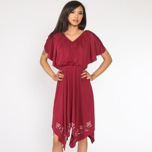 Grecian Party Kleid 70er Jahre Midi Burgund Blumen High Low Tuch Kleid Kleid 1970er Jahre Vintage Strassstein Einstecktuch drapiert Small Medium