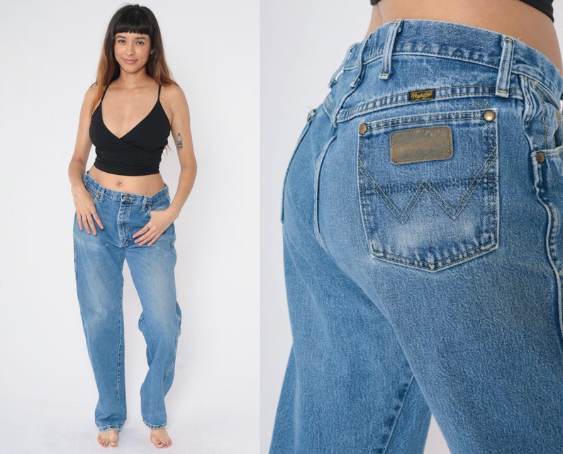Pu&ograve; includere: Un paio di jeans in denim blu chiaro con un classico taglio a gamba dritta. I jeans hanno una vita alta e una vestibilit&agrave; rilassata lungo la gamba. I jeans presentano una toppa in pelle con la scritta "Wrangler" sul retro.