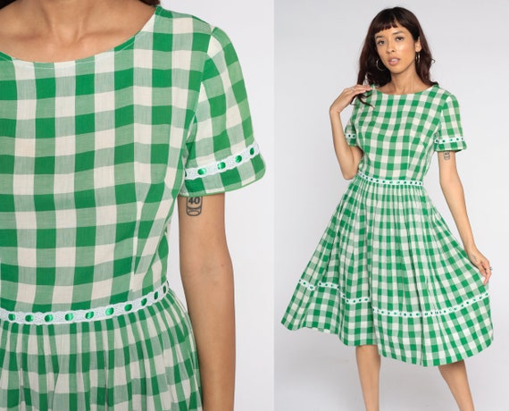 Short-sleeved plaid dress with fitted high-waist button decoration