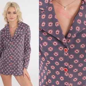 Puede incluir: Una chaqueta azul y roja con estampado floral, manga larga y cierre de botones.