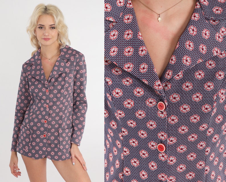 Puede incluir: Una chaqueta azul y roja con estampado floral, manga larga y cierre de botones.